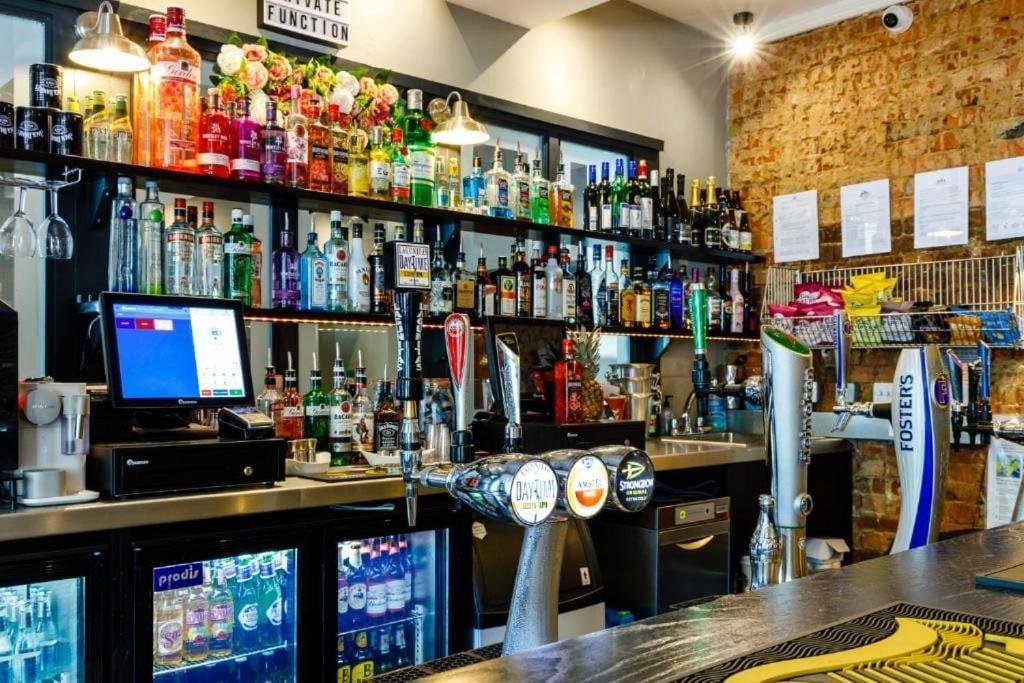 Oyo Ruby Pub & Hotel Brighton Eksteriør billede