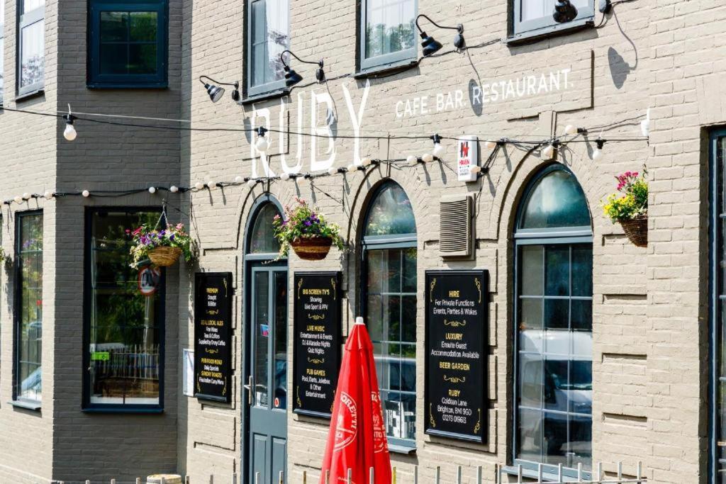 Oyo Ruby Pub & Hotel Brighton Eksteriør billede